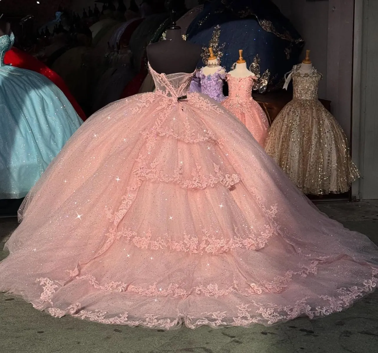 Sweetheart Quinceanera Dresses with Train Glitter Beaded Ball Gown Tiered Sweet XV Dresses YU009